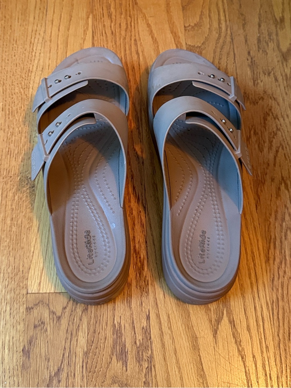 Crocs Brooklyn Buckle Low Wedge Sandal Latte Mushroom Comfort Fall Women’s Sz 9 - Picture 7 of 9